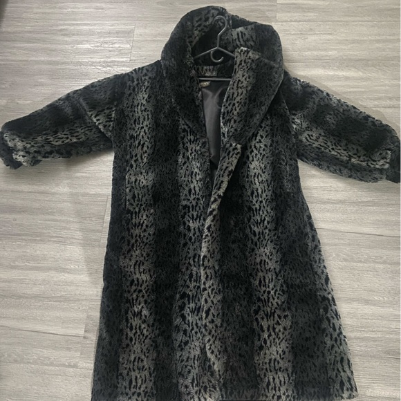 Luxury Faux Fur Coat needs to be dry cleaned. - Picture 1 of 2